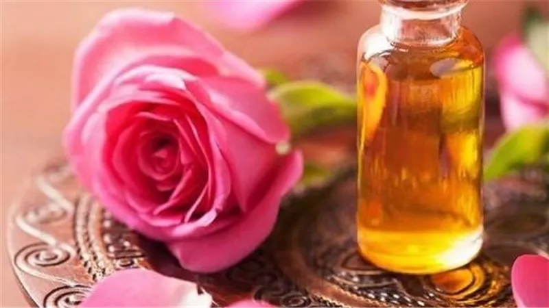 بديل البتوكس والفيلر.. فوائد لن تتوقعوها موجودة في زيت الورد 