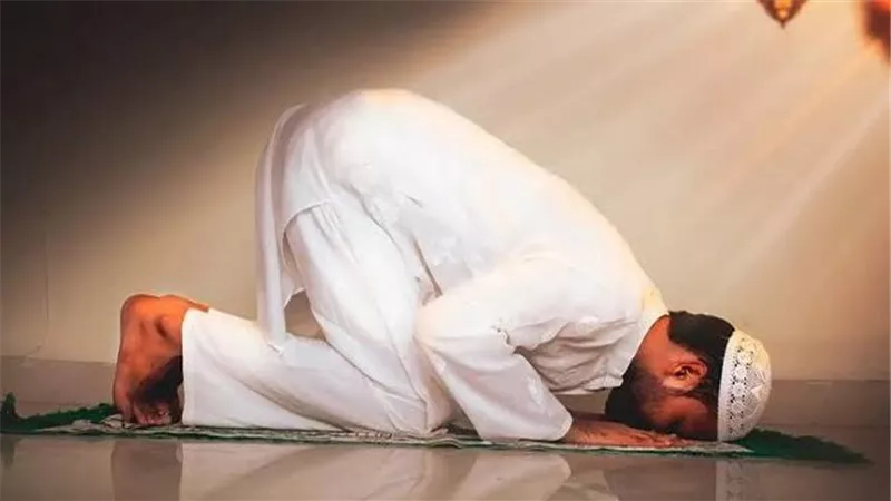 حكم جمع الصلوات بسبب قرب مواقيتها في فصل الشتاء.. الإفتاء توضح