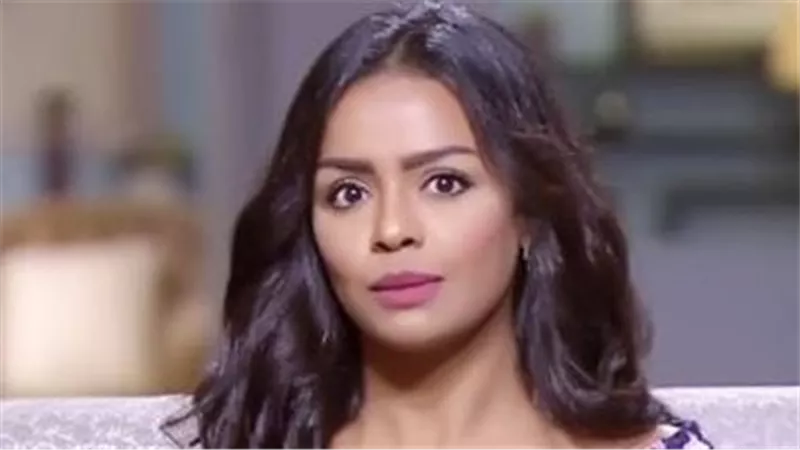 ماتيجي سكة.. أول تجربة غنائية للفنانة أسماء ابو اليزيد بتوقيع عزيز مرقة 