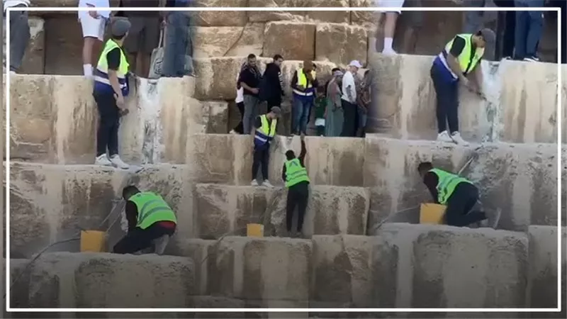 علاء مبارك يفتح النار على مسئولي الآثار بعد واقعة تكسير أحجار الهرم الأكبر.. تفاصيل