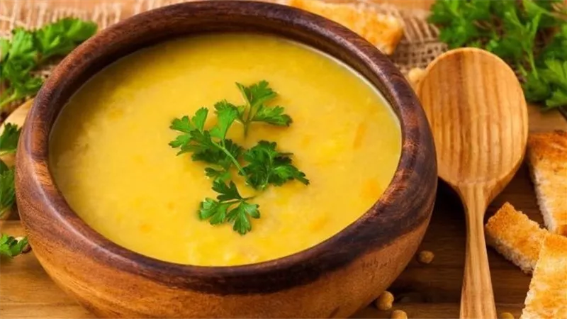 شوربة العدس الأصفر الساخنة اللذيذة والمفيدة بالشعرية .. طريقة سهلة وسريعة 