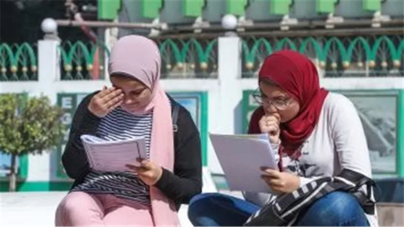 نماذج امتحانات الصف الثاني الثانوي الترم الأول علمي وأدبي 2025