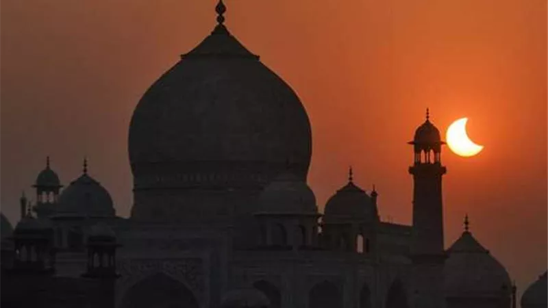 ما حكم صلاه الكسوف والخسوف وكيفية أدائها وسننها ؟