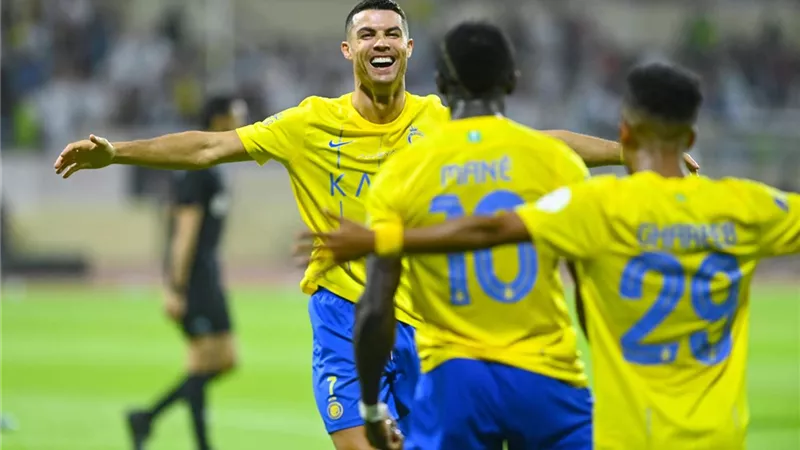 النصر يتجاوز عقبة ضمك بثنائية رونالدو في الدوري السعودي ويطارد الاتحاد والهلال  