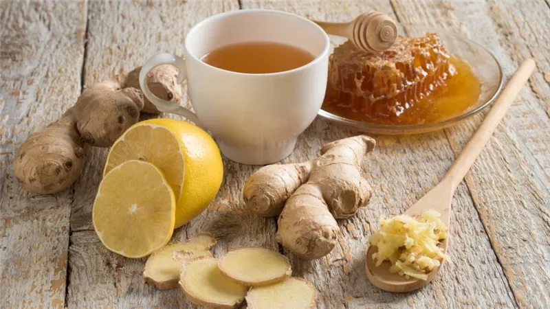 مشروبات رائعة لتهدئة الكحة والتهاب الحلق والسعال.. منها ماء بالملح وحليب بالكركم