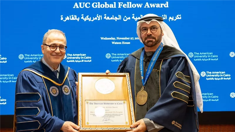 الجامعة الأمريكية بالقاهرة تمنح وزير شؤون مجلس الوزراء بالإمارات الزمالة الفخرية العالمية
