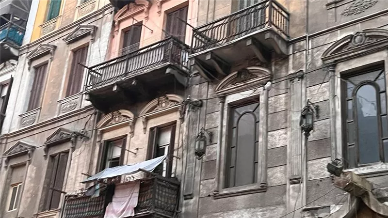 التفاصيل الكاملة لـ انهيار عقار مأهول بالسكان في منطقة العطارين بالإسكندرية