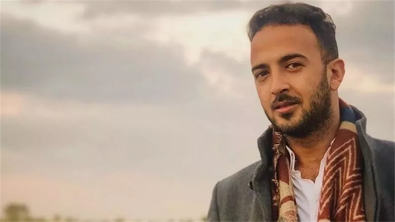 في رحاب النبي.. محمد مهران وزوجته يؤديان مناسك العمرة 