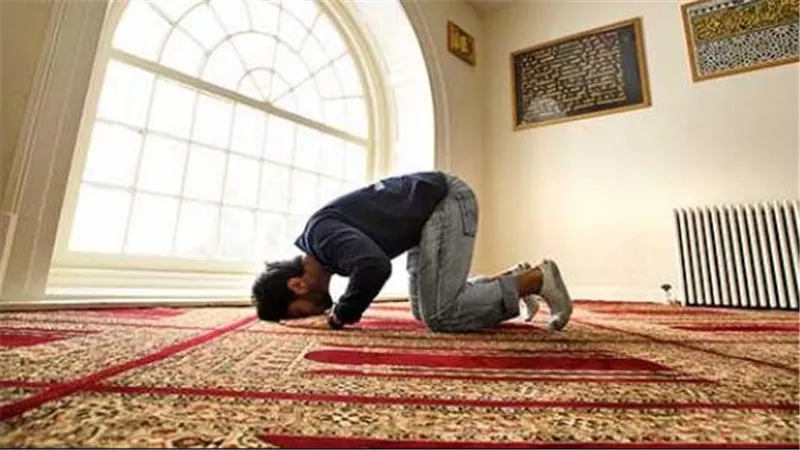متى يجوز الصلاة بالحذاء؟.. شروط وأحكام وفق الشريعة الإسلامية