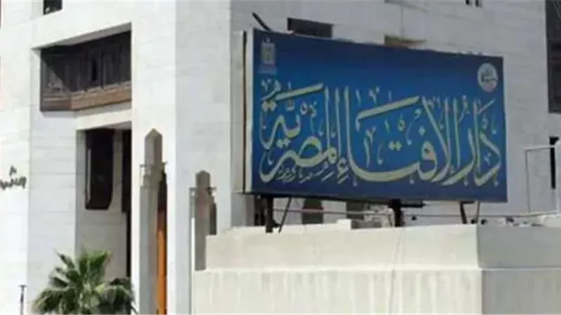 هل العمل في مجال مستحضرات التجميل حرام؟.. الإفتاء تجيب