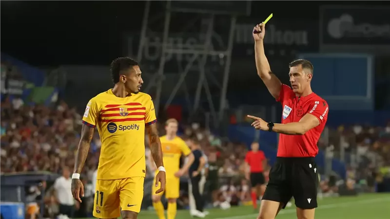 صافرة فيجا تفتح أبواب الانتصار لبرشلونة ضد لاس بالماس في الدوري الإسباني 