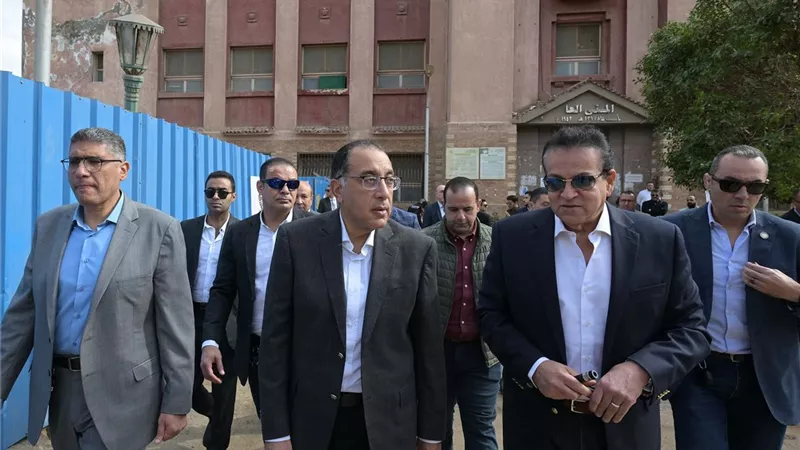 بالصور.. رئيس الوزراء بجولة ميدانية في مستشفيات الجيزة والقاهرة