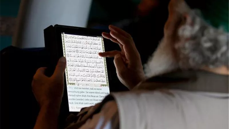 حكم قراءة القرآن من الهاتف المحمول أثناء الصلاة.. الافتاء تجيب