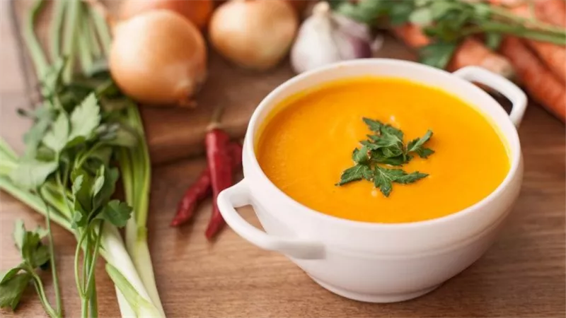 طريقة عمل شوربة العدس بالشعرية.. زي المطاعم