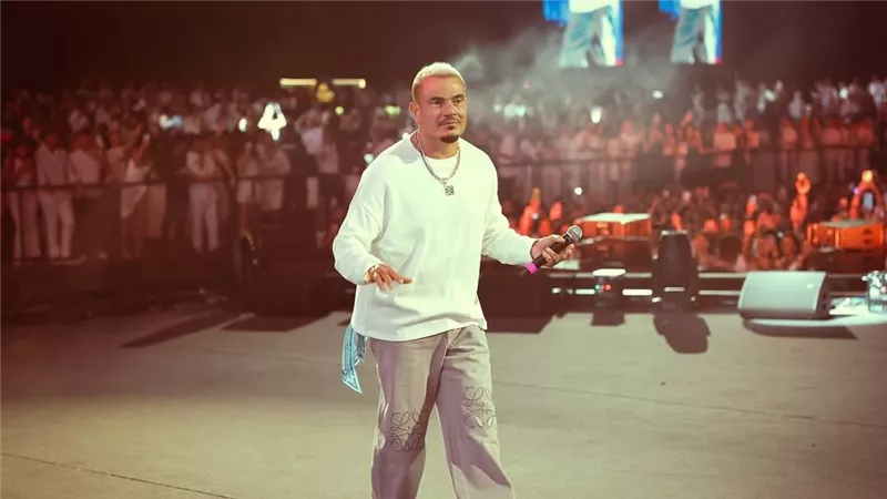  عمرو دياب يشعل أجواء دبي بأغانيه في حفله الجديد