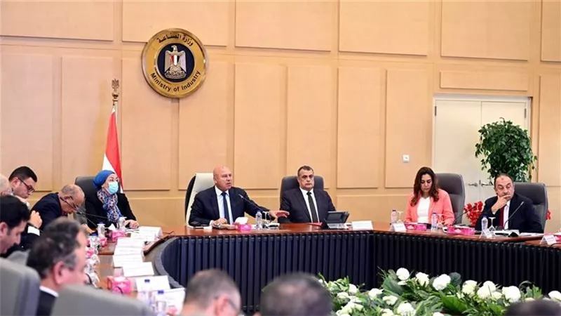 أبرزها تطوير صناعة السيارات .. وزير الصناعة يترأس اجتماع المجموعة الوزارية للتنمية الصناعية