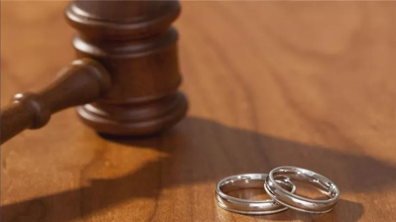 زوجة تقيم دعوى خلع بمحكمة الأسرة.. والسبب: حماتي طردتني بملابسي الداخلية