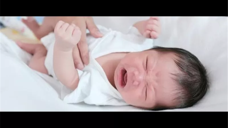 التصدق بوزن شعر المولودة ذهبًا.. هل هو من السنة أم من العادات؟