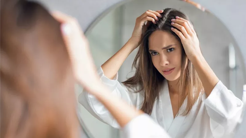 طرق فعالة للتخلص من قشرة الشعر في الشتاء بأدوات منزلية بسيطة