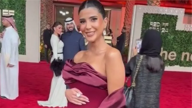 ريم سامي تظهر بحملها الأول أثناء تكريمها في مهرجان البحر الأحمر