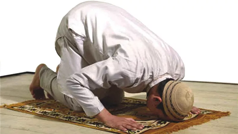 الإفتاء توضح حكم الجمع بين الظهر والعصر دون عذر