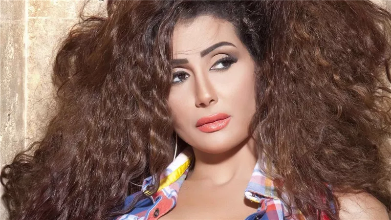 غادة عبد الرازق تتعرض للنقد خلال ظهورها بمهرجان الجامعة الأمريكية