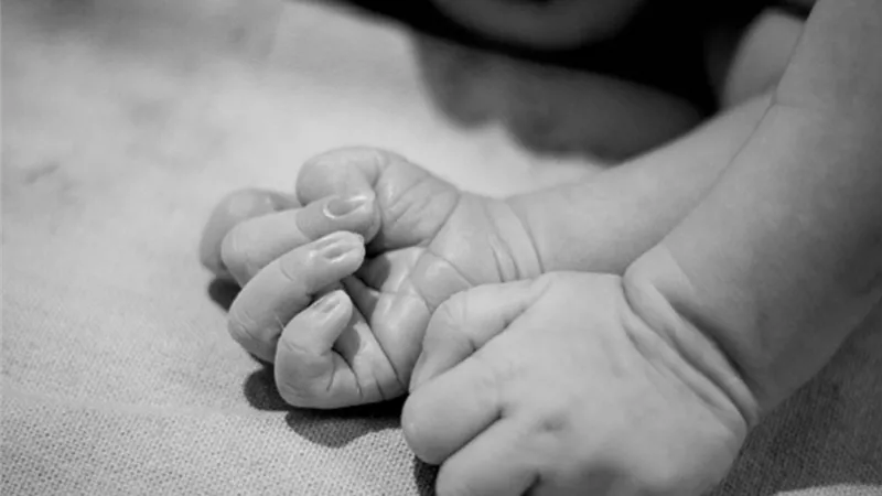تفاصيل مرعبة في قضية والدة فتاة الدُرج التي وضعتها في دُرج 3 سنوات