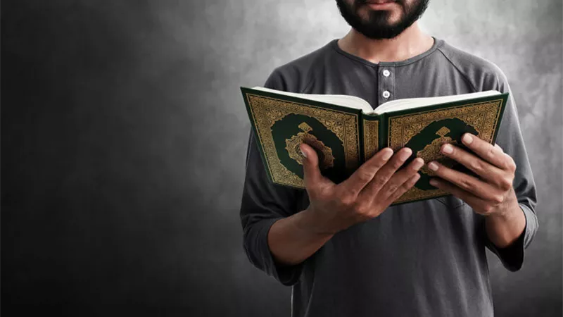 هل يجوز التسبيح والذكر والإنسان علي جًنب أم لا ؟ إليك الإجابة 