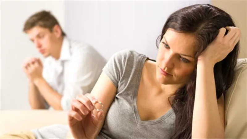 ياسمين تقف أمام محكمة الأسرة وتطلب الخلع.. والسبب: بيتجوز ستات عواجيز