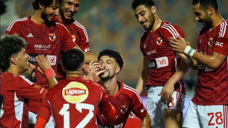 بيراميدز يخطط لخطف نجم النادي الأهلي.. والسر شقيقه 