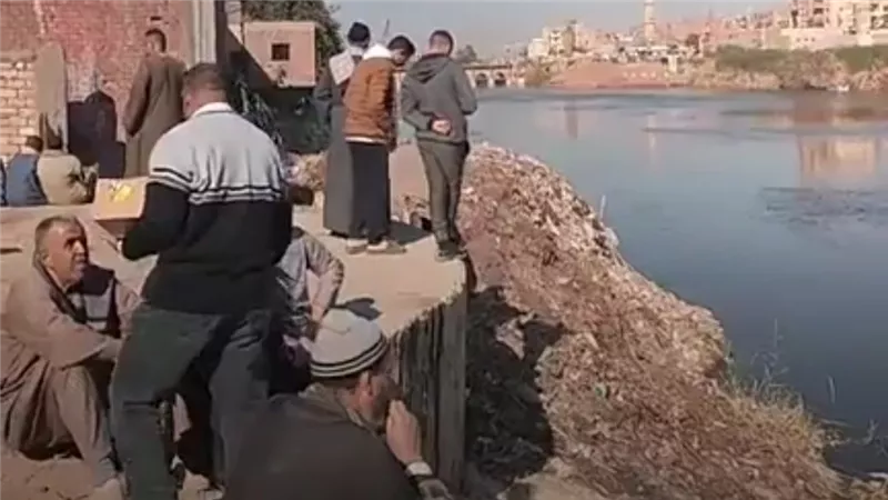 قرار عاجل ضد سائق حادث ميكروباص أسيوط وحكاية أم أنقذت ابنتيها من الغرق 