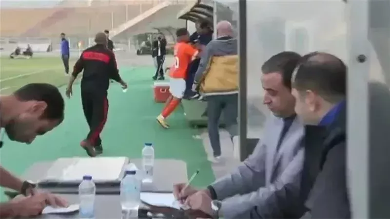 اعتداء على المدرب واعتزال.. القصة كاملة لواقعة لاعب المنصورة في مباراة المقاولون