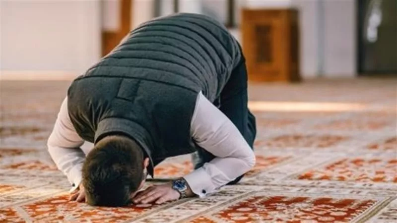 هل تصح صلاة مَن يتشكك في اتجاه القبلة بمكان وجوده؟.. الإفتاء ترد