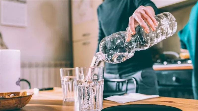 شرب الماء أثناء الأكل مفيد للأطفال.. فوائده واضراره 