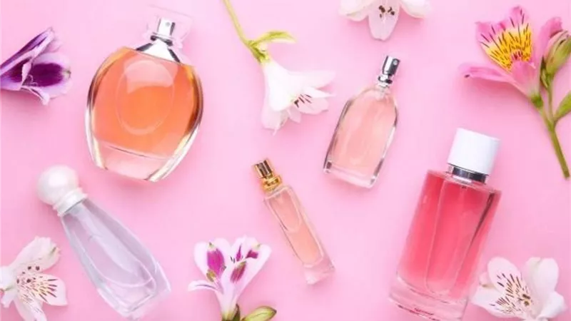 عطور شتوية لا تقاوم.. إليك قائمة العطور القوية لهذا الموسم 