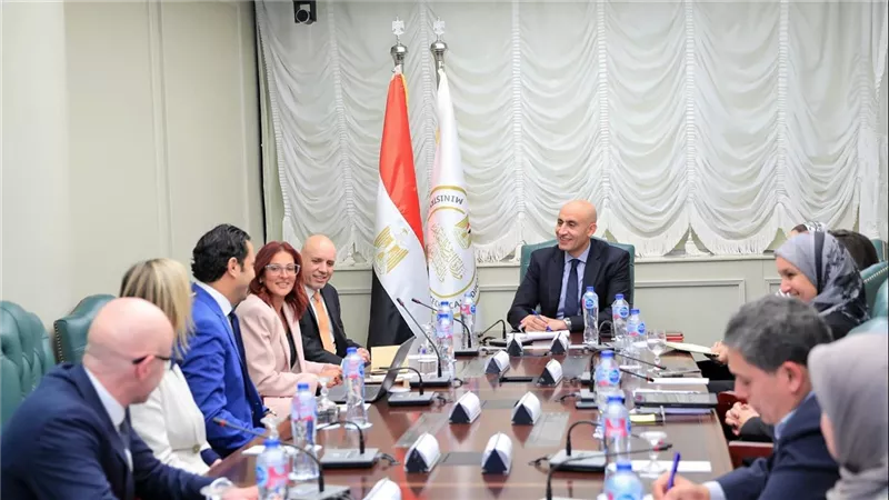وزير التربية والتعليم يجتمع مع مدير منطقة الشرق الأوسط لبحث سبل التعاون بين الجانبين