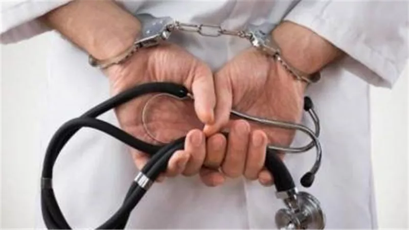 طبيب الإجهاض بكرداسة.. 13 عامًا خلف القضبان بتهم الإجهاض والمخدرات والسلاح