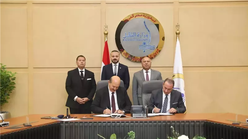 النقل توقع عقد تدشين أول مصنع من نوعه لتخريد السفن بميناء دمياط