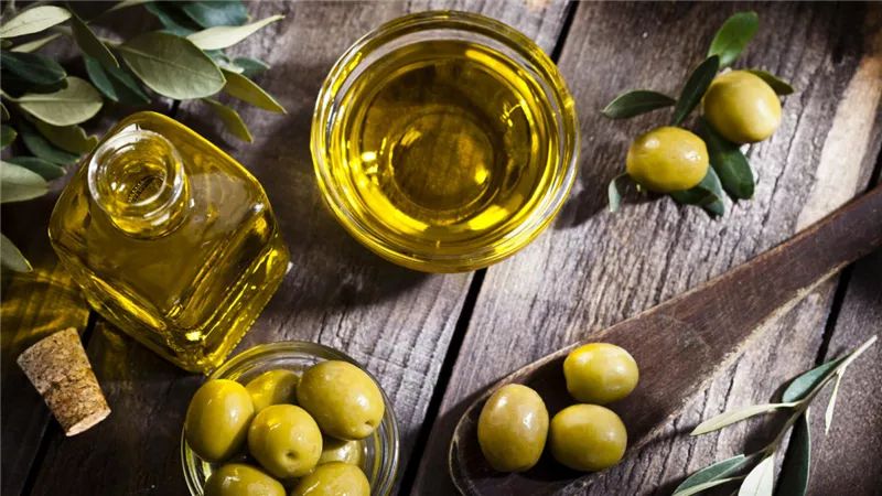 فوائد مذهلة لخليط الثوم مع زيت الزيتون لصحة الجسم.. اعرفها