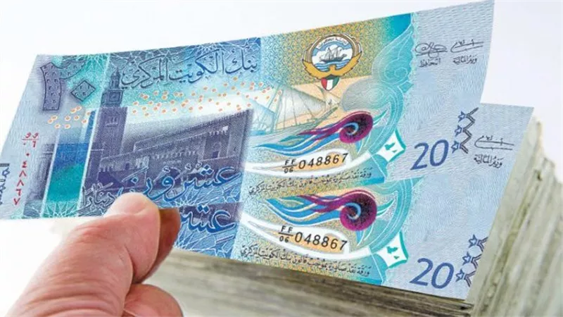 لأول مرة.. سعر الدينار الكويتي يتخطى حاجز 165 جنيهًا 