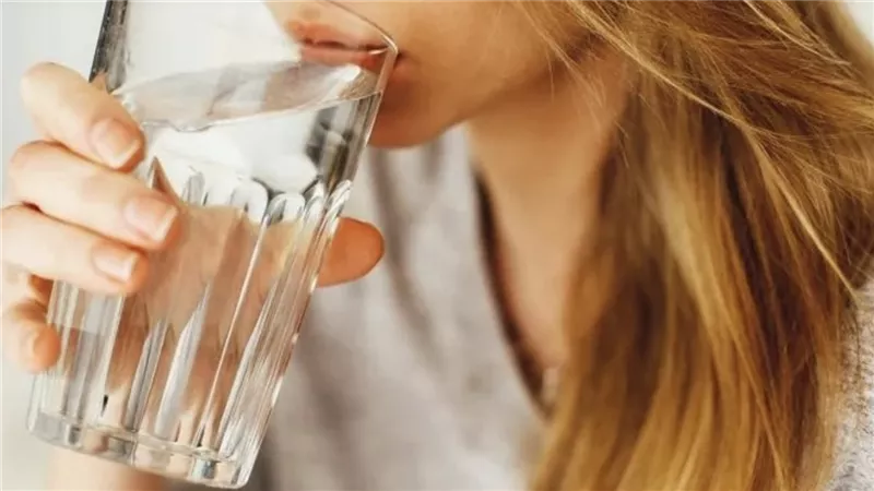 ماذا يحدث للجسم في ند تناول كوب من الماء الدافئ على الريق؟