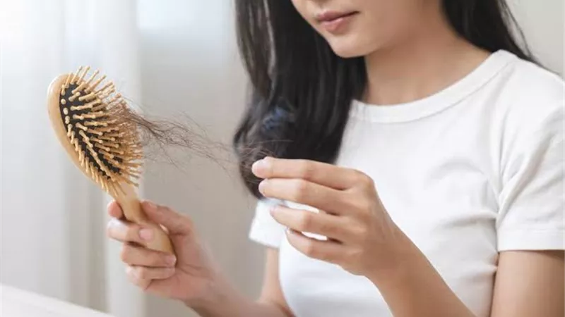 عالجي تساقط شعرك ب8 وصفات مختلفة من الطبيعة.. تعرفي عليها 