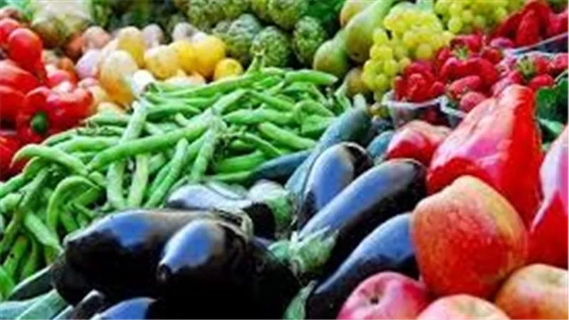 بشري للفقراء.. سوق العبور يشهد وفرة وانخفاضاً في أسعار المنتجات الزراعية
