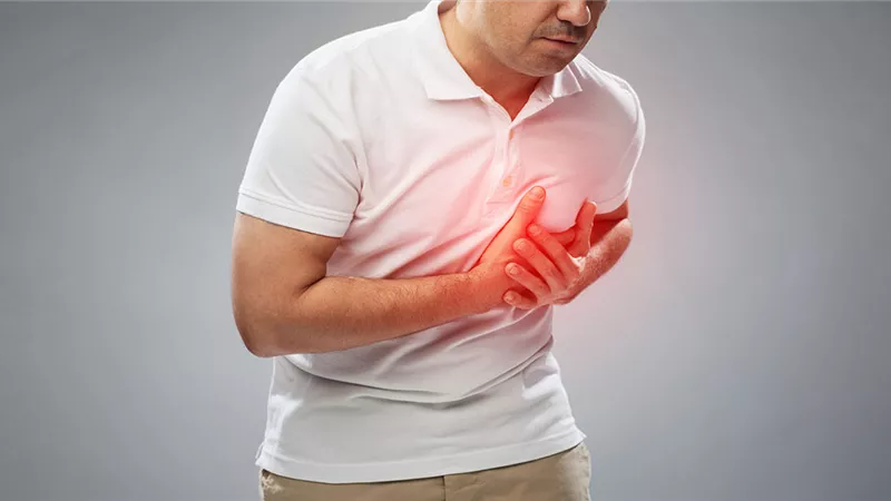 أبرزها التعرق البارد.. تعرف على علامات النوبات القلبية المبكرة