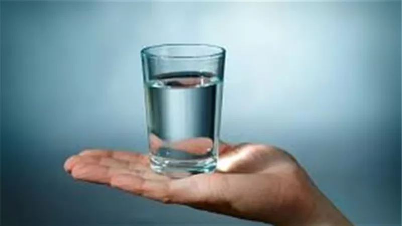 تناول كوب من الماء الدافيء يساعدك على حياة أكثر صحة