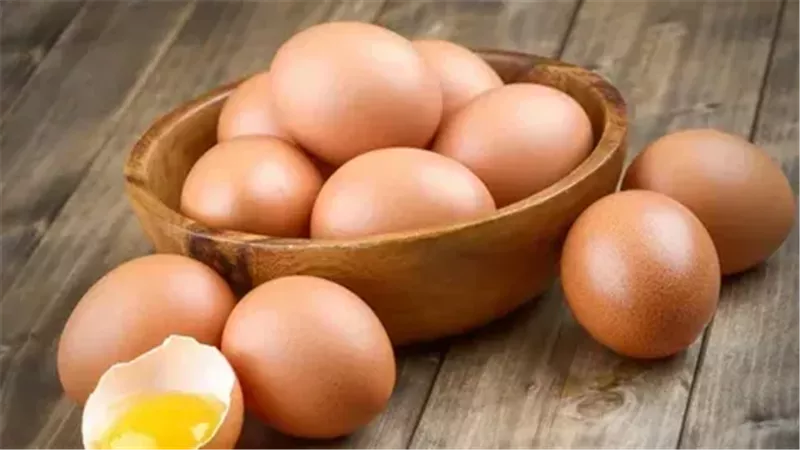 سعر كرتونة البيض اليوم للمستهلك الأبيض والبلدي والأحمر