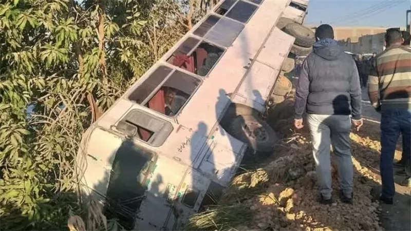 انقلاب أتوبيس مصنع سكر جرجا في ترعة بسوهاج وشهود عيان يروون الحادث