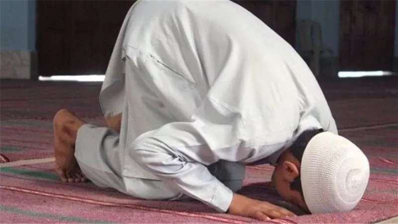 هل يجوز جمع الصلاة بغير السفر.. الشيخ عويضة عثمان يجيب 
