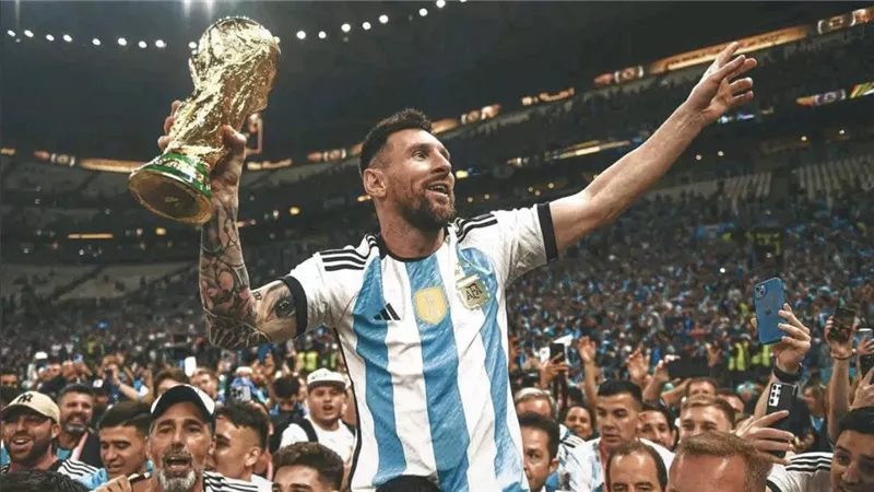 اليوم الذكرى الثانية لتتويج الأرجنتين بكأس العالم.. ميسي ورفاقه يكتبون التاريخ بقطر