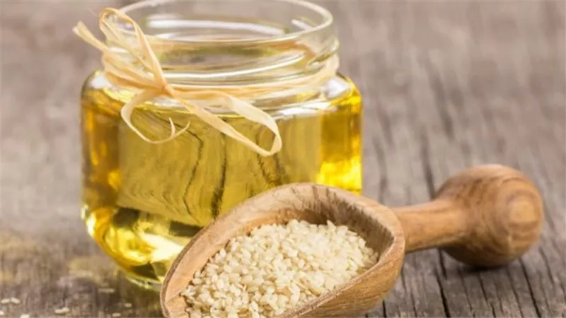المضمضمة  على الريق فيه الشفاء.. فوائد زيت السمسم المذهلة 